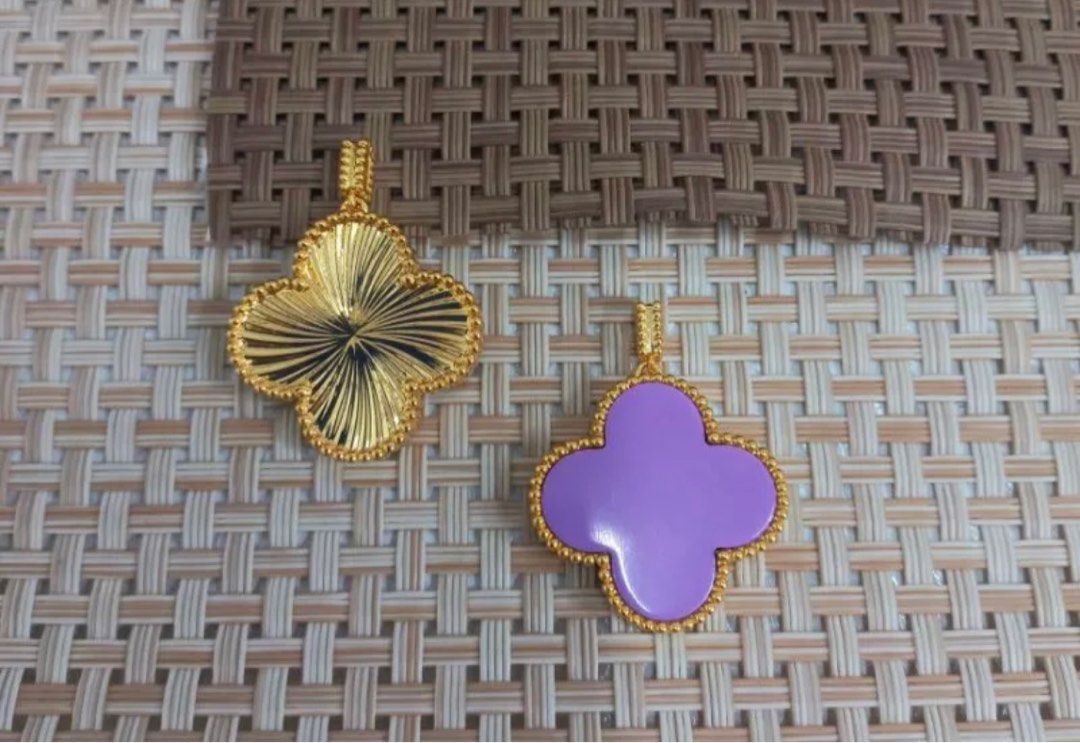 Vca Pendant in 18Karat Gold Setting (Category: Charms) located in Davao. Submitted by jewelrybox_cezsupera. (Listing ID 1249761226, Image 1). Description: Reversible Vca Pendant P1,950 ❗️❗️❗️ ⭐️20mm size ⭐️Real Gold 18Karat ⭐️With Au750 Gold Tag ⭐️Pawnable ⭐️With Certificate of Authenticity .