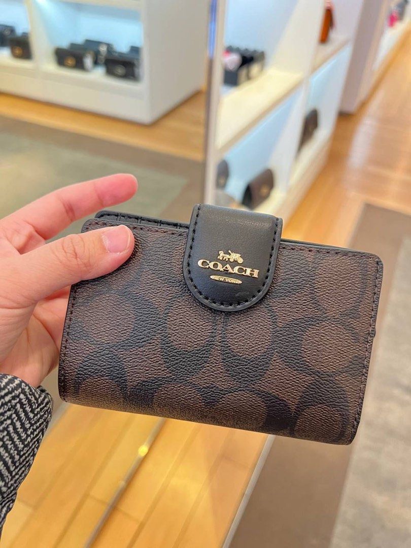 Coach medium 2024 corner zip wallet