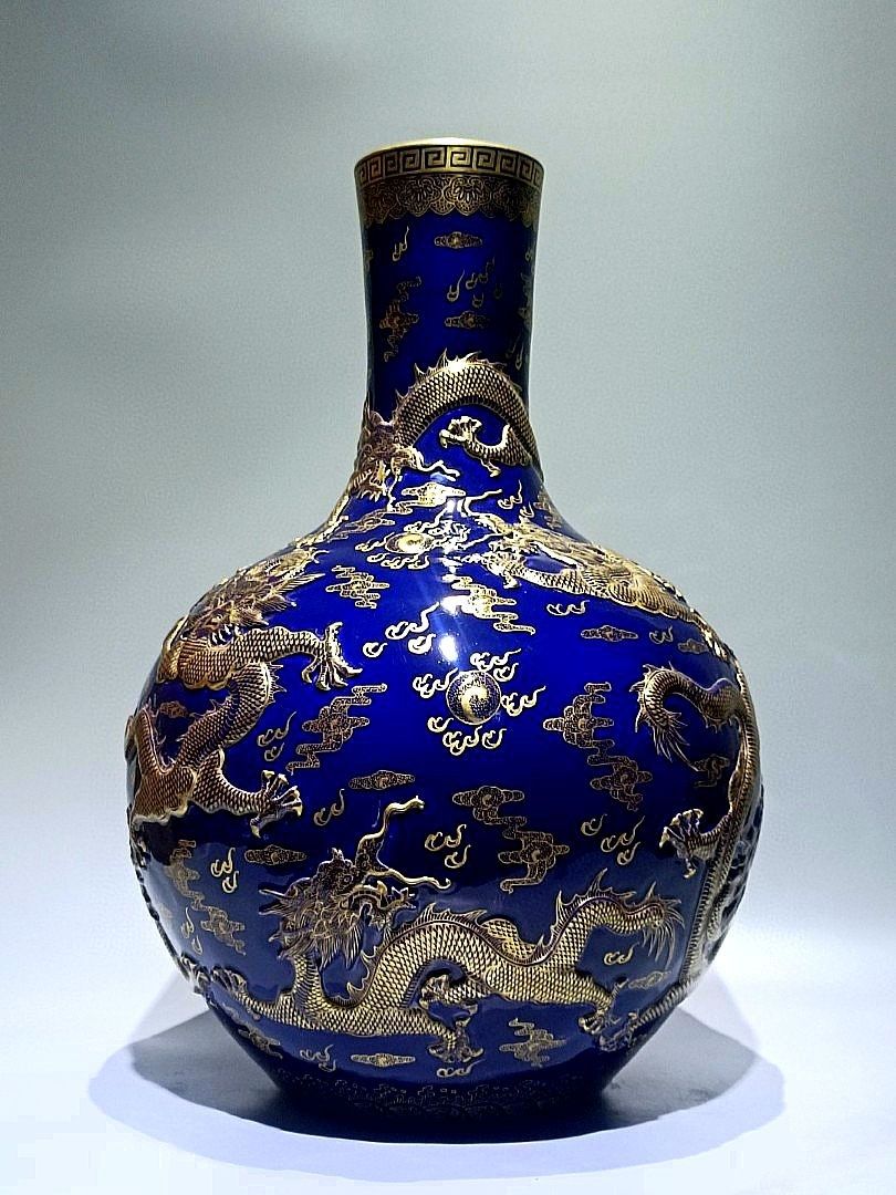 古董瓷器收藏：清乾隆款寶石藍釉描金彩雕刻九龍在天大天球瓶（本 