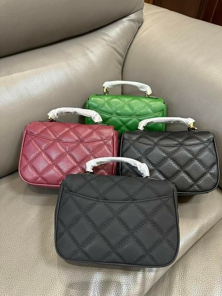 🇺🇲 Authentic Tory Burch top handle Crossbody bag (Category: Luxury Bags & Wallets) located in Santa Cruz. Submitted by janelovebagswatchesshoesph (Listing ID 1249803671, Image 2). Description: .