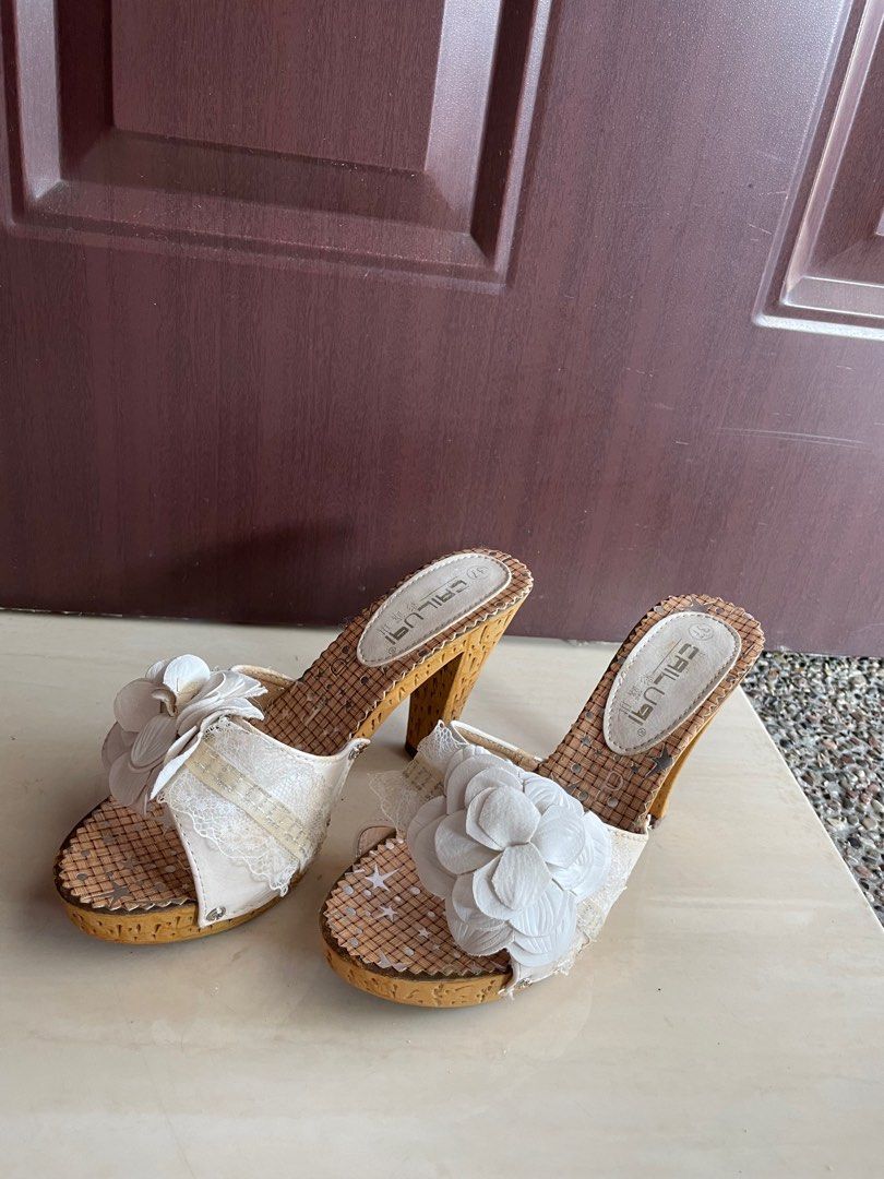 White Flower Chunky Wooden Heels