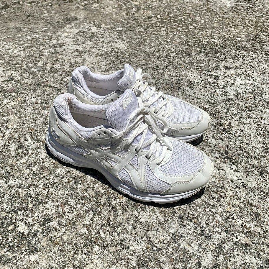 Asics cheap triple white