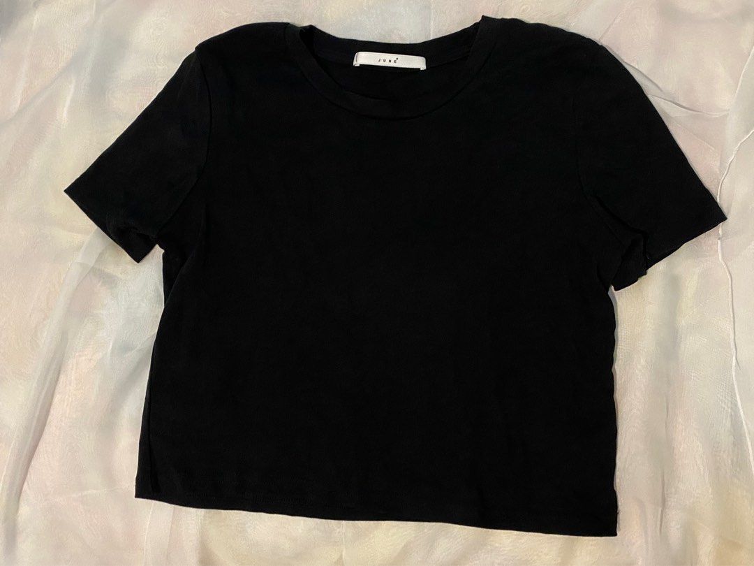 Basic black top （分類：T-shirt）位於 Hong Kong。 由 izzy.thrifts_ 提交（商品編號 1249871287，圖片 1）。簡介： 。