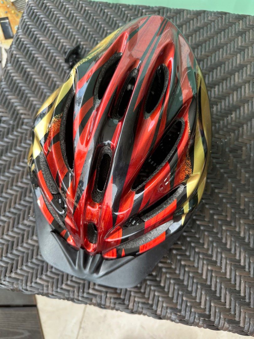Biking helmets (Category: Parts & Accessories) located in Singapore. Submitted by mannuwhite (Listing ID 1249811237, Image 7). Description: Lightly used.