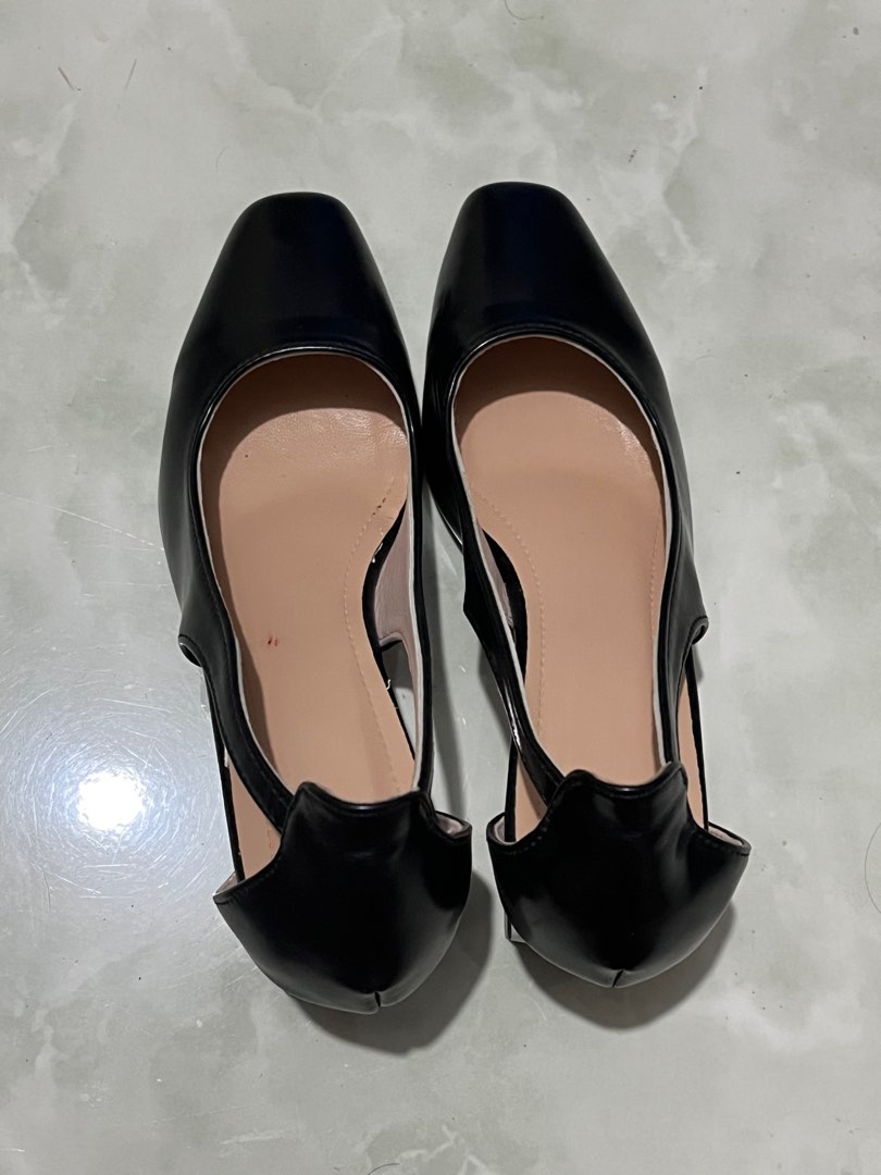BLACK CLOSED HEELS on Carousell
