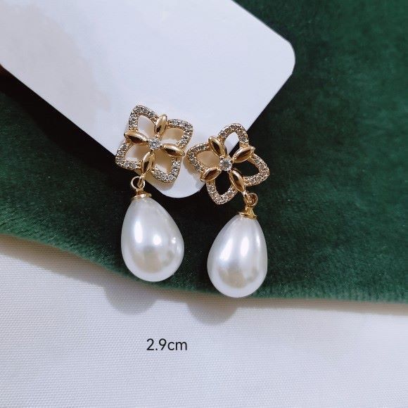 Dangling pearl earring design online