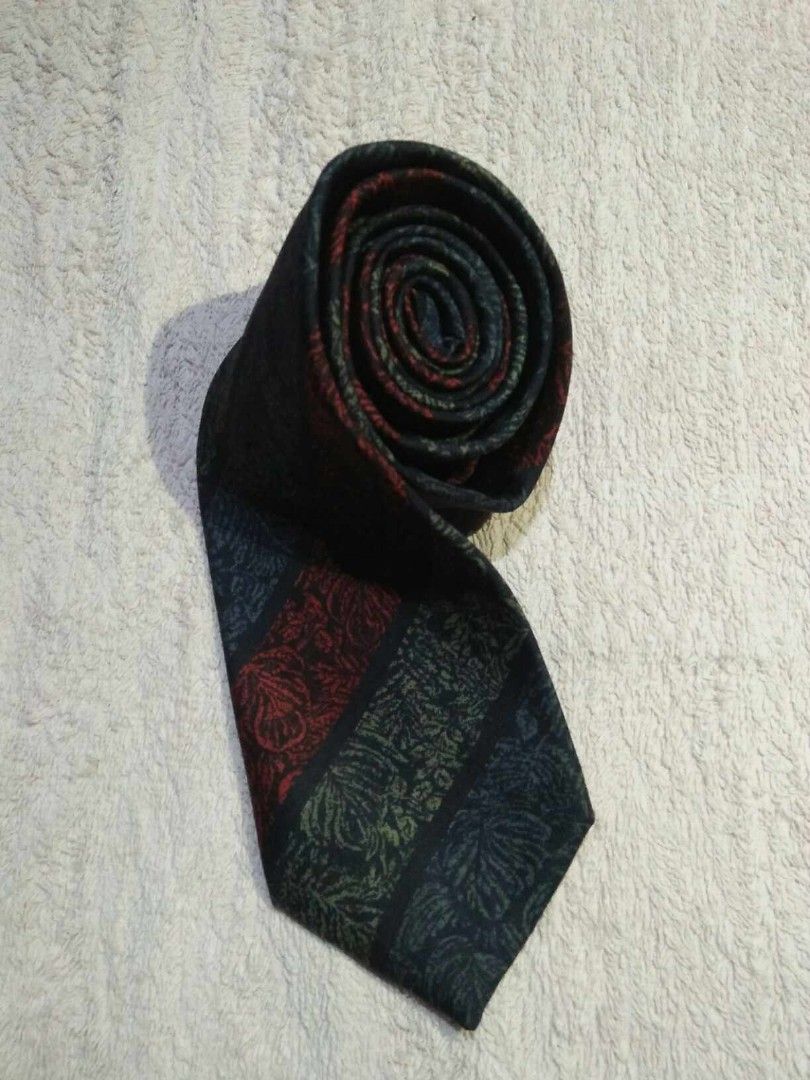 🏷Christian Dior necktie (Category: Luxury Accessories) located in Panay. Submitted by angelamaec (Listing ID 1249951032, Image 3). Description: excellent condition width-3inches add ship.