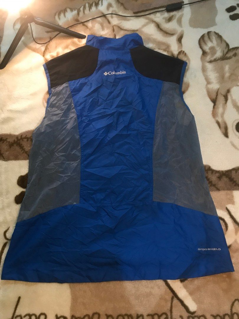 COLUMBIA VEST, Men's Fashion, Tops & Sets, Vests on Carousell
