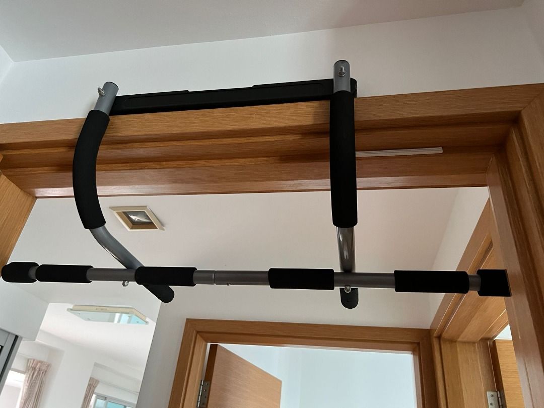 Door frame pull up bar