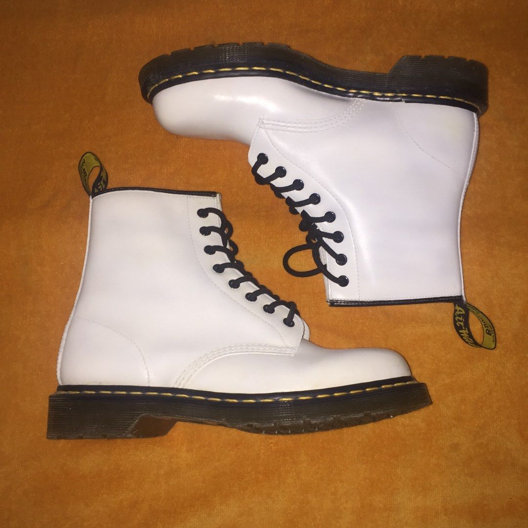 DR. MARTENS Air Wair 1460 Smooth Leather Boots with Free Yellow Lace Size 42