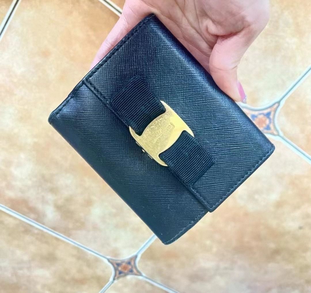 Lv wallet, Men's Fashion, Watches & Accessories, Wallets & Card Holders on  Carousell