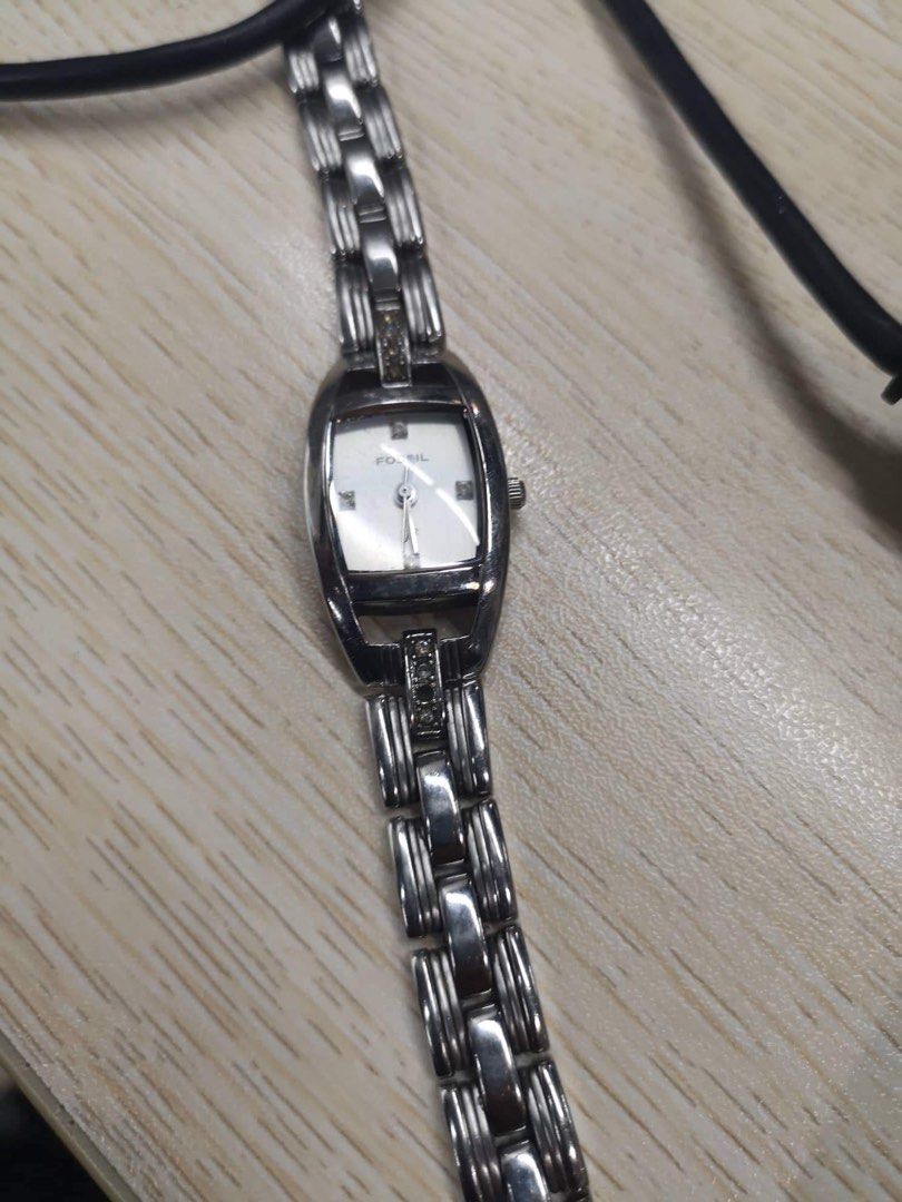 Fossil Watch (Category: Women's Watches) located in Manila. Submitted by plmarn (Listing ID 1249970732, Image 1). Description: -Original Silver Fossil Watch - May light scratches po sa screen but still presentable .
