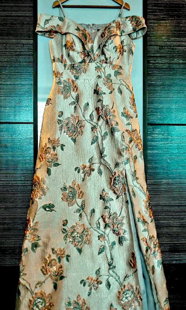 Gown for sale in low price. Use once for photoshoot Women s