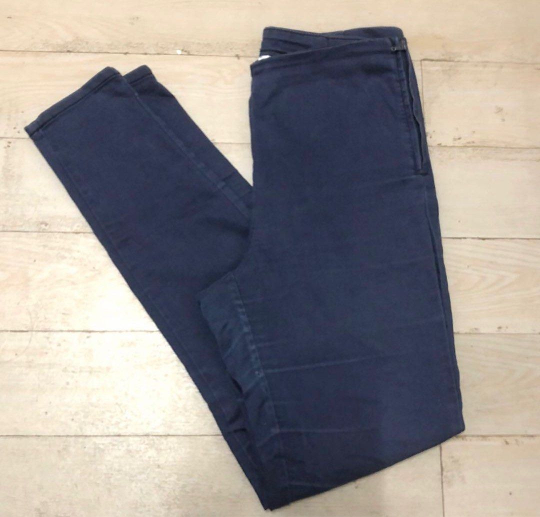 H&M Navy Blue Highwaist (Category: Other Bottoms) located in Manila. Submitted by plmarn (Listing ID 1249957902, Image 3). Description: - Zipper on the side - RFS: Maglilipat na po kaya nagbabawas gamit.
