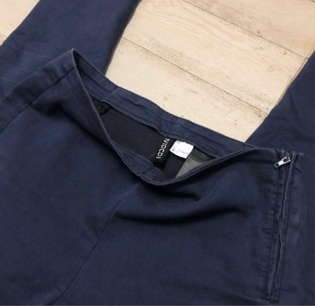 H&M Navy Blue Highwaist (Category: Other Bottoms) located in Manila. Submitted by plmarn (Listing ID 1249957902, Image 2). Description: - Zipper on the side - RFS: Maglilipat na po kaya nagbabawas gamit.