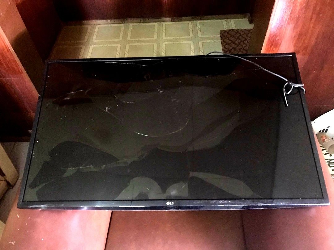 LG Broken TV 42in, TV & Home Appliances, TV & Entertainment, TV on