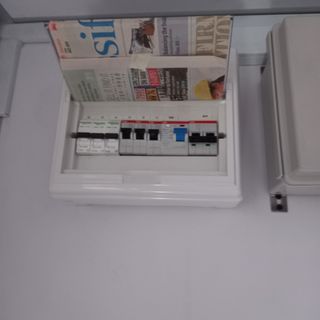 Local qualify electrician provide following service for HDB/residential area.