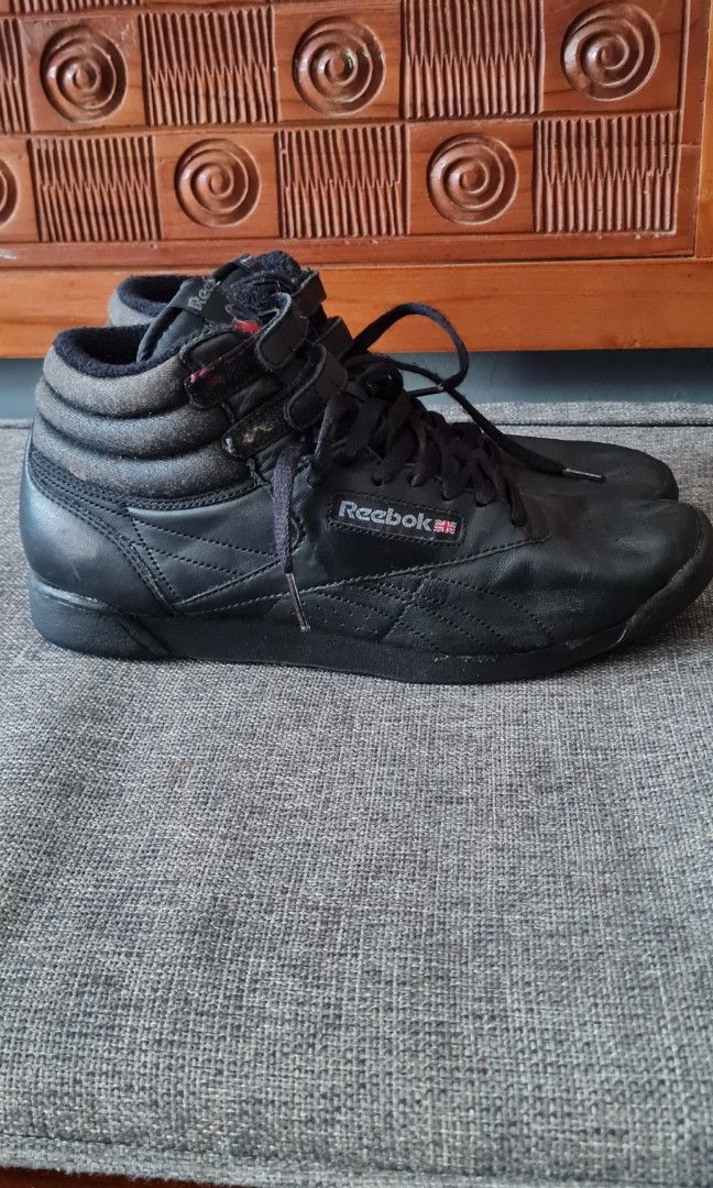 preloved sepatu kulit reebok size 41 made in indonesia