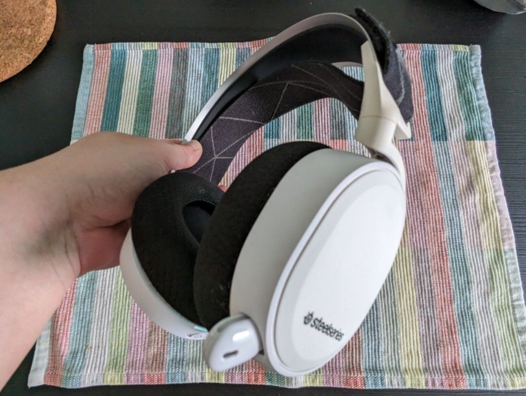 Arctis 7 sales 2019 white
