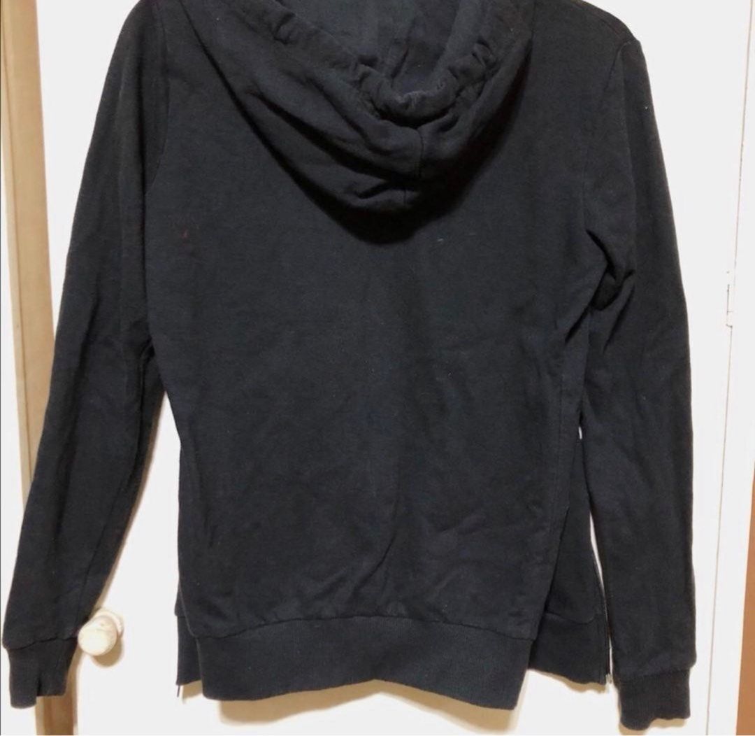 Terranova Hoodie Black Jacket (Category: Coats, Jackets and Outerwear) located in Manila. Submitted by plmarn (Listing ID 1249958526, Image 3). Description: - Meron pong parang reddish na part sa likod pero di naman po halata since color black po ito - please see last photo - May nagtatanong kasi kung overrun, dito ko na po sagutin na no.. Original po pasalubong ito from Dubai RFS: Maglilipat po kaya nagbabawas ng gamit .