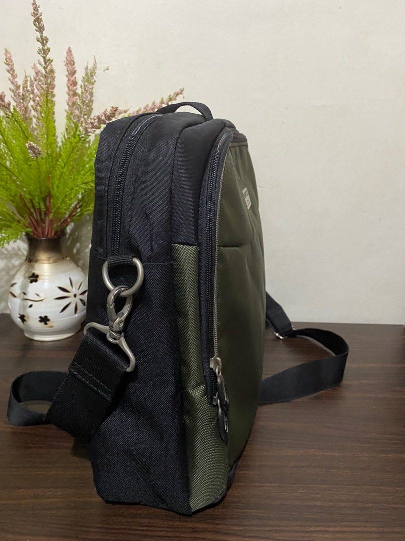Two-Way Averatec Laptop Bag (Category: Laptop Bags & Sleeves) located in Legazpi City. Submitted by wearablefinds (Listing ID 1249815471, Image 3). Description: Brand: Averatec Dimensions: 16x12.5x5” Will pass new No flaws Zipper closure With 2 compartments Thick cushion Light weight Excellent quality Very durable and nice in actual Check photos for details .