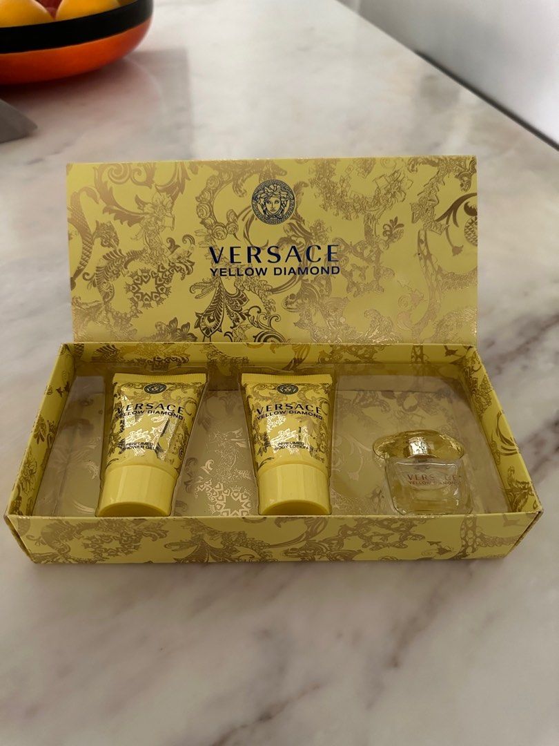 Versace yellow best sale diamond travel set