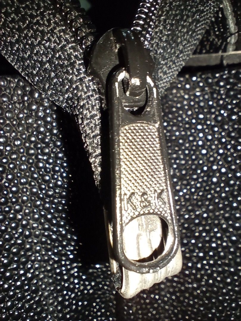 VINTAGE Lucky STINGRAY Shoulder Bag K&K zipper VICTORY HOOK PK 3940 Lion  Head Rivets, Luxury, Bags & Wallets on Carousell