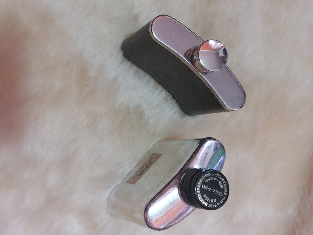 Wine Flask Bottle (Category: Water Bottles & Tumblers) located in Muntinlupa City. Submitted by sakurambo_des (Listing ID 1249979435, Image 3). Description: BUNDLE Japan Wine Flask Bottle 2PCS In very good condition 550 only.