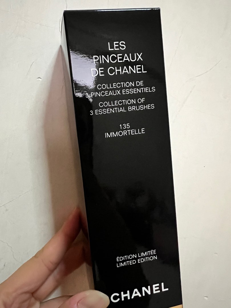 LES PINCEAUX DE CHANEL Collection of 3 essential brushes 155 - Rouge noir |  CHANEL