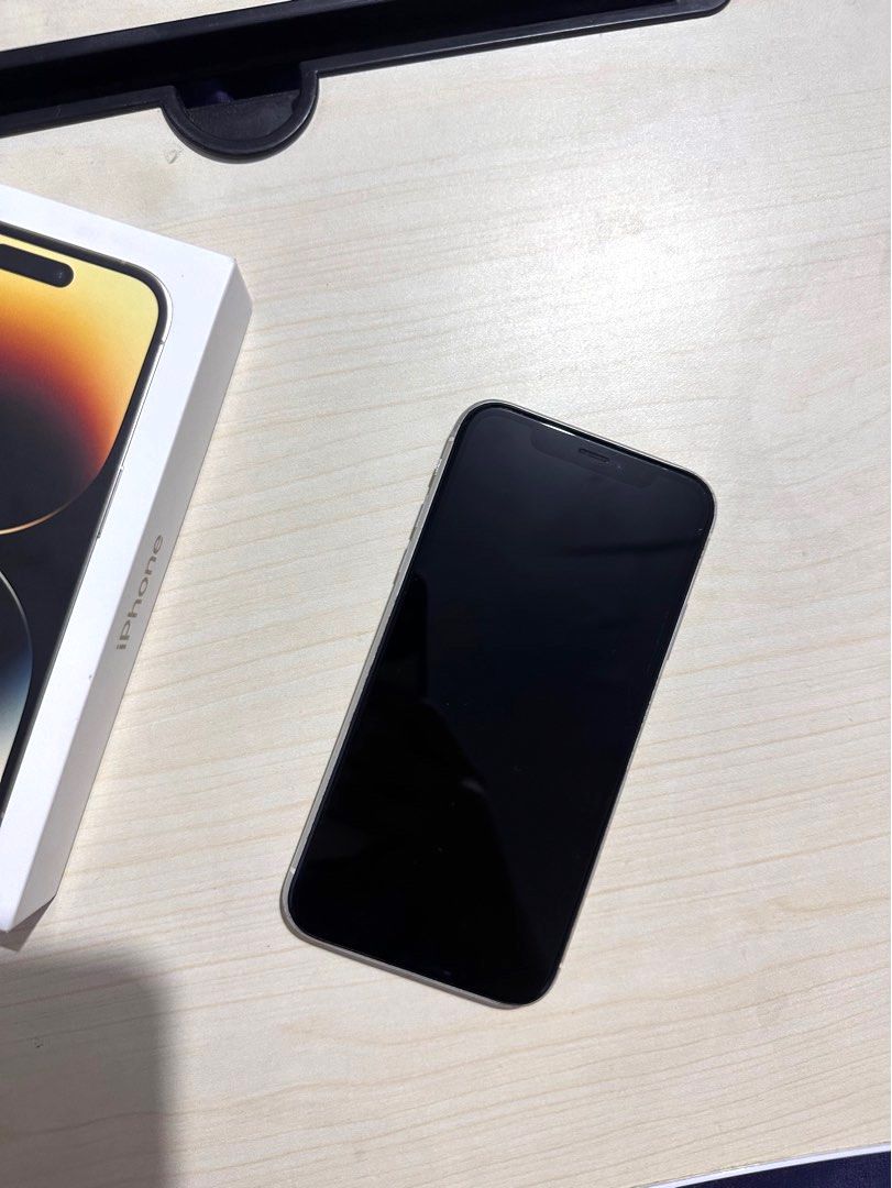 Apple iPhone XR (64 GB) in White (Category: iPhone X Series) located in Quezon City. Submitted by shopfinesse (Listing ID 1246665769, Image 2). Description: iPhone XR 64 GB storage Fully functioning; no operational defects In good condition ⭐️ Minor dents on the edges (see photos for reference) Front screen has a small black dot (see photo for reference) Comes with a charging cable RFS: Bought a new phone.