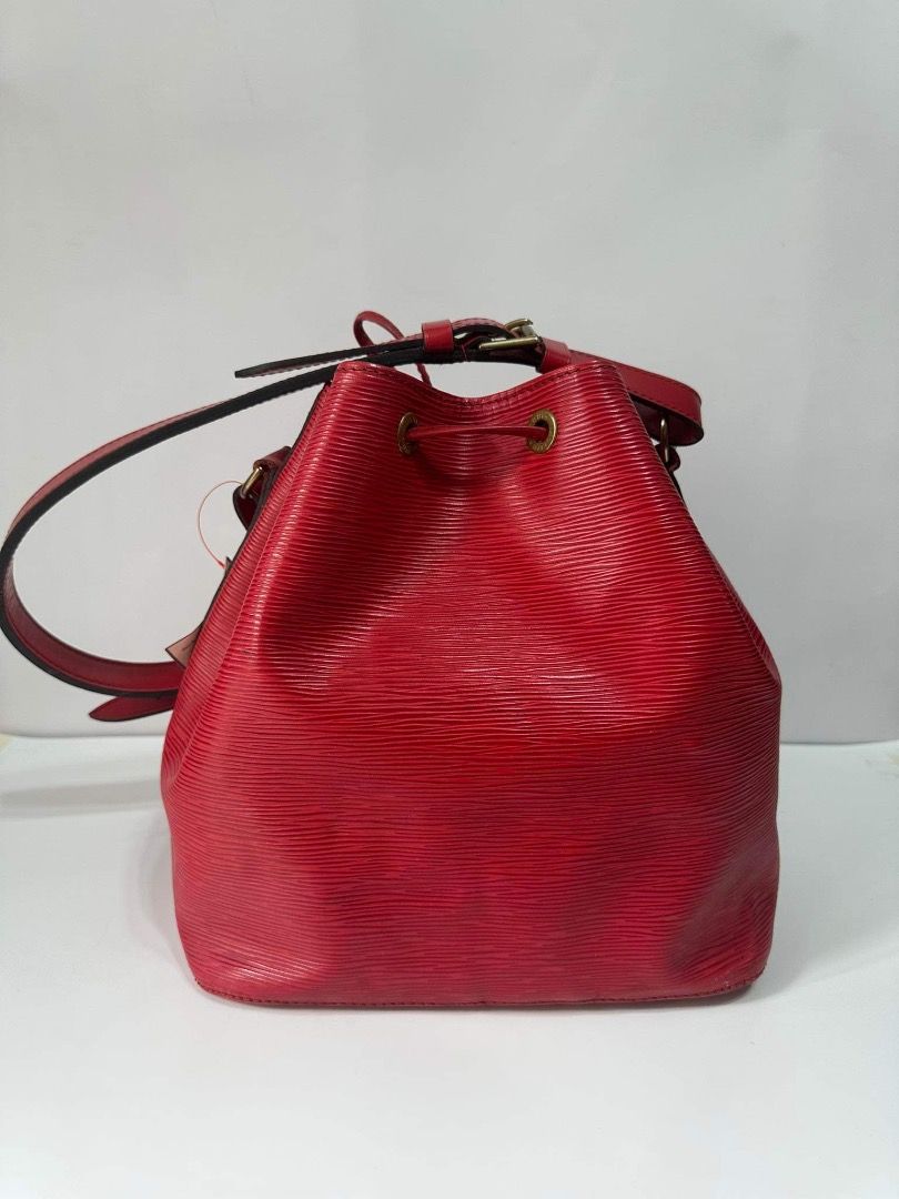 Authentic LV neo Bucket (Category: Luxury Bags & Wallets) located in Quezon City. Submitted by hellopatchi (Listing ID 1246590877, Image 2). Description: LV neo Bucket 8/10 Condition .
