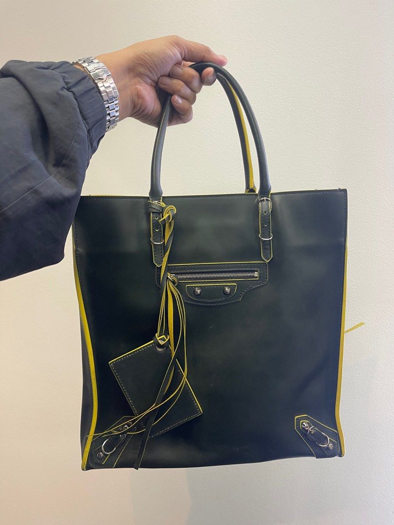 lære ødemark Krydderi BALENCIAGA Papier A5 Black/Yellow Leather Zip Around Tote Bag, Luxury, Bags  & Wallets on Carousell