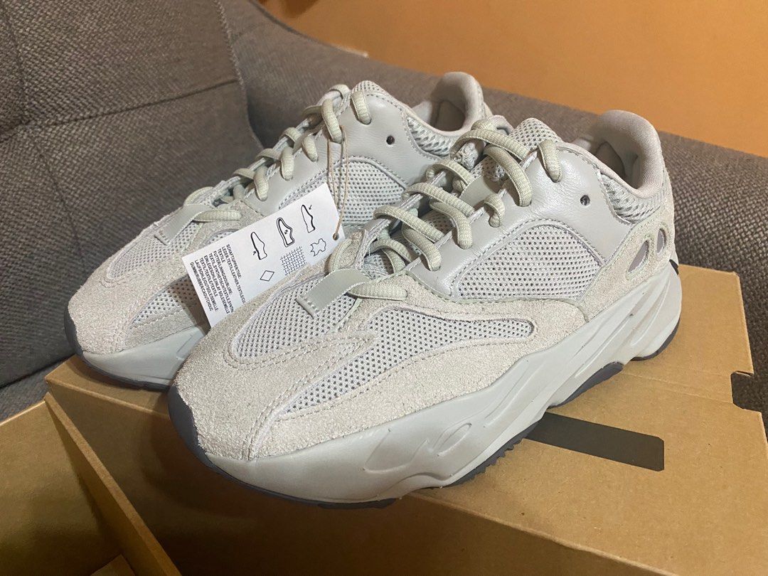 Yeezy undistinguishable 700 womens size