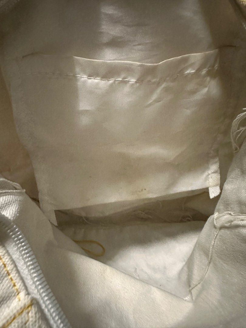 Canvas Bag (Category: Shoulder Bags) located in Manila. Submitted by macsony (Listing ID 1246710625, Image 3). Description: Slightly used canvas Bag maayos pa personal owned.