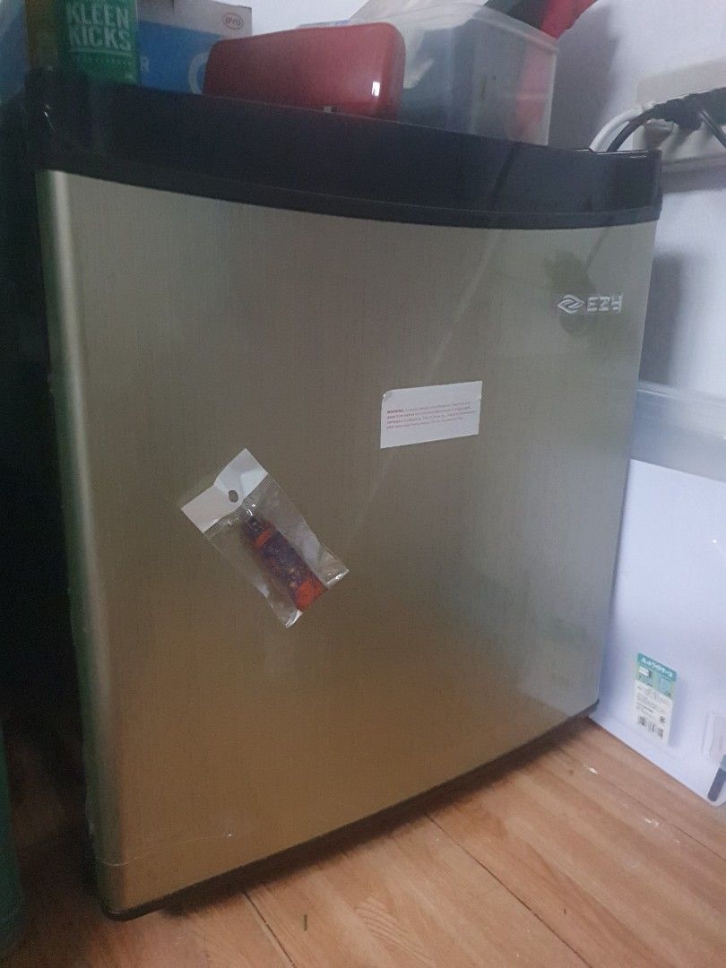 Ezy mini fridge / mini bar, TV & Home Appliances, Kitchen Appliances