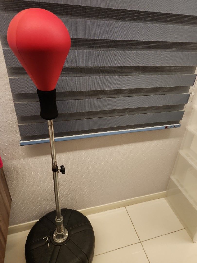 Free standing punching bag (height adjustable) + 1 pair of boxing gloves, Sports Equipment