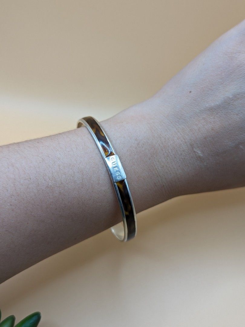 Guess hotsell bangle bracelet