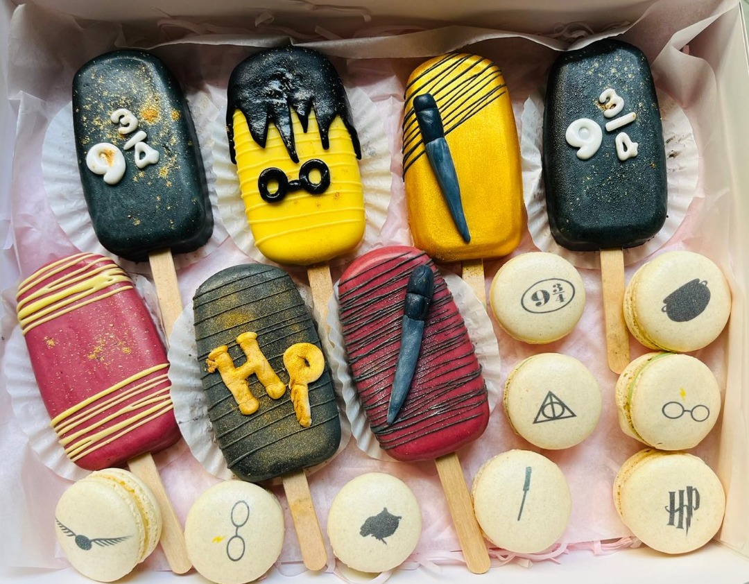 Harry Potter macarons and cakesicles, Food & Drinks, Homemade Bakes on Carousell