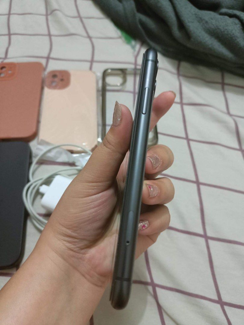 IPHONE 11 64 GB (Category: iPhone 11 Series) located in Imus. Submitted by engrtees (Listing ID 1246615153, Image 2). Description: Battery Health - 84% NO ISSUE Makinis, walang gasgas and dents. FREE CASES CHARGER INCLUDED.