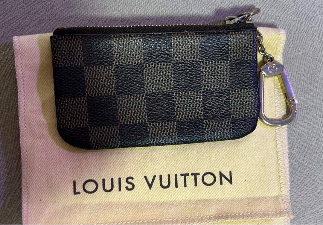 lV cles (Category: Luxury Bags & Wallets) located in Polangui. Submitted by deariedb (Listing ID 1246731833, Image 3). Description: Tarnished hardware.