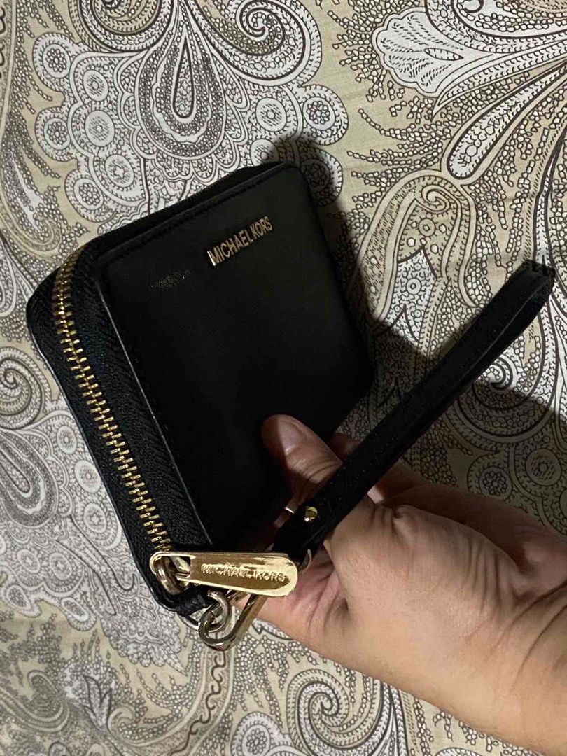 Michael Kors Jet Set Wallet (Category: Wallets & Card holders) located in Pasay City. Submitted by keepitluxe (Listing ID 1246721298, Image 2). Description: Please see picture if phone can fit. Phone in the picture is IP 11 pro max. Still in perfect condition No side scuffing, zipper is okay. Super ganda! Anti scratch saffiano leather From US ⚠️Strictly NO CANCELLATION of order. ⚠️ No rush orders/ shipping ⚠️ Shipping fee will be shouldered by th