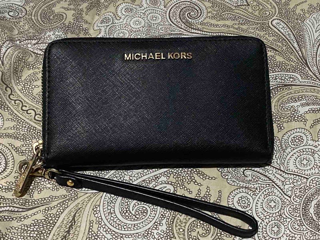 Michael Kors Jet Set Wallet (Category: Wallets & Card holders) located in Pasay City. Submitted by keepitluxe (Listing ID 1246721298, Image 1). Description: Please see picture if phone can fit. Phone in the picture is IP 11 pro max. Still in perfect condition No side scuffing, zipper is okay. Super ganda! Anti scratch saffiano leather From US ⚠️Strictly NO CANCELLATION of order. ⚠️ No rush orders/ shipping ⚠️ Shipping fee will be shouldered by th