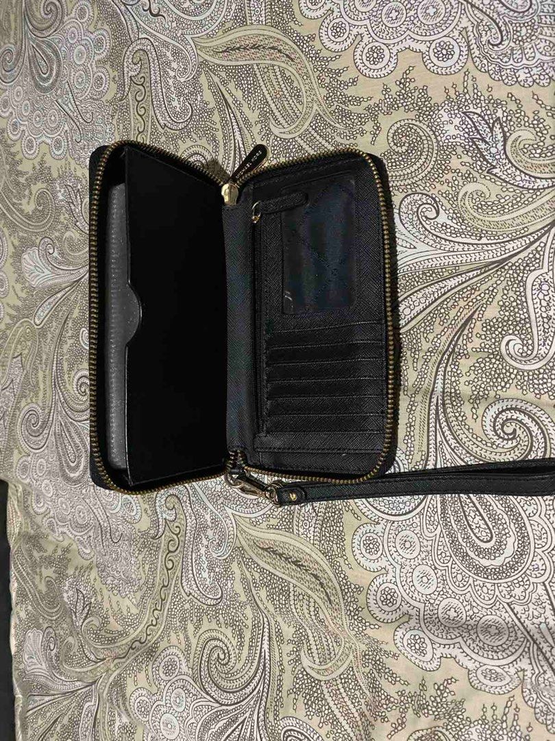 Michael Kors Jet Set Wallet (Category: Wallets & Card holders) located in Pasay City. Submitted by keepitluxe (Listing ID 1246721298, Image 3). Description: Please see picture if phone can fit. Phone in the picture is IP 11 pro max. Still in perfect condition No side scuffing, zipper is okay. Super ganda! Anti scratch saffiano leather From US ⚠️Strictly NO CANCELLATION of order. ⚠️ No rush orders/ shipping ⚠️ Shipping fee will be shouldered by th
