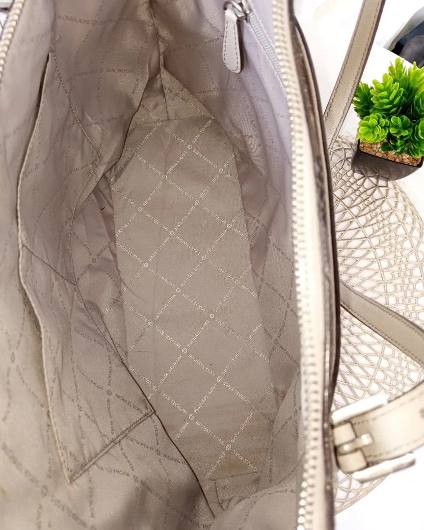 Michael Kors Voyager Large Saffiano Leather Top-Zip Tote Bag, Barang Mewah,  Tas & Dompet di Carousell