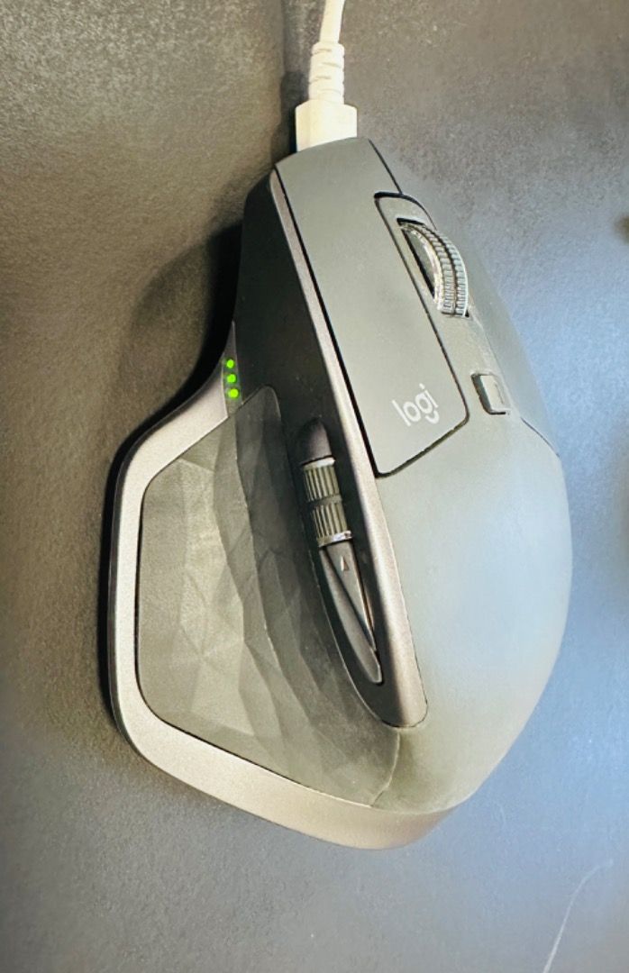 Mx master 2S (Category: Mouse & Mousepads) located in Singapore. Submitted by niklasluck (Listing ID 1246656309, Image 1). Description: .