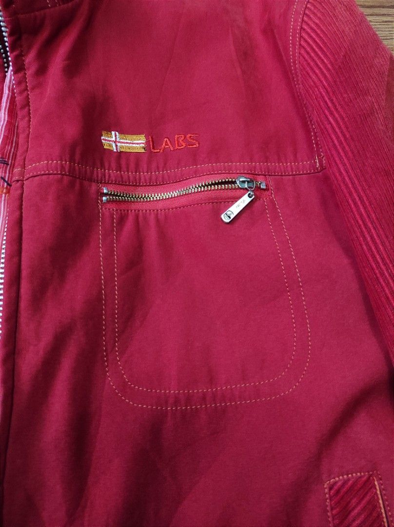 Red jacket with inner lining (Category: Coats, Jackets and Outerwear) located in Pozorrubio. Submitted by _jericho_ (Listing ID 1246682823, Image 2). Description: See photos for the condition Fits S-M.