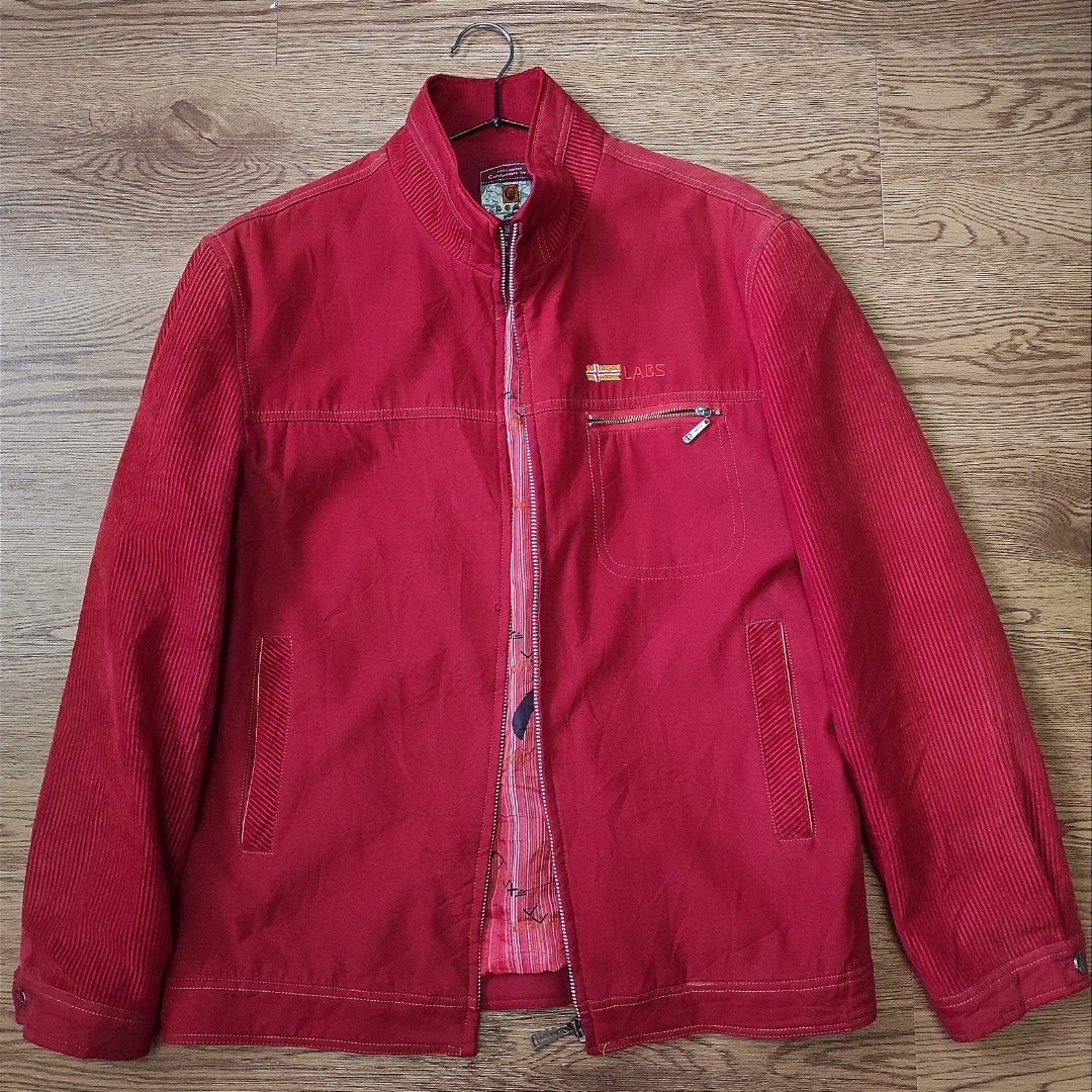Red jacket with inner lining (Category: Coats, Jackets and Outerwear) located in Pozorrubio. Submitted by _jericho_ (Listing ID 1246682823, Image 1). Description: See photos for the condition Fits S-M.