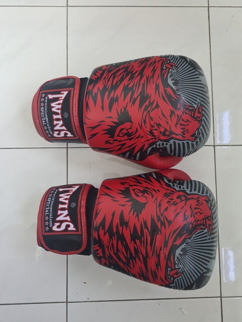 Twins hot sale wolf gloves