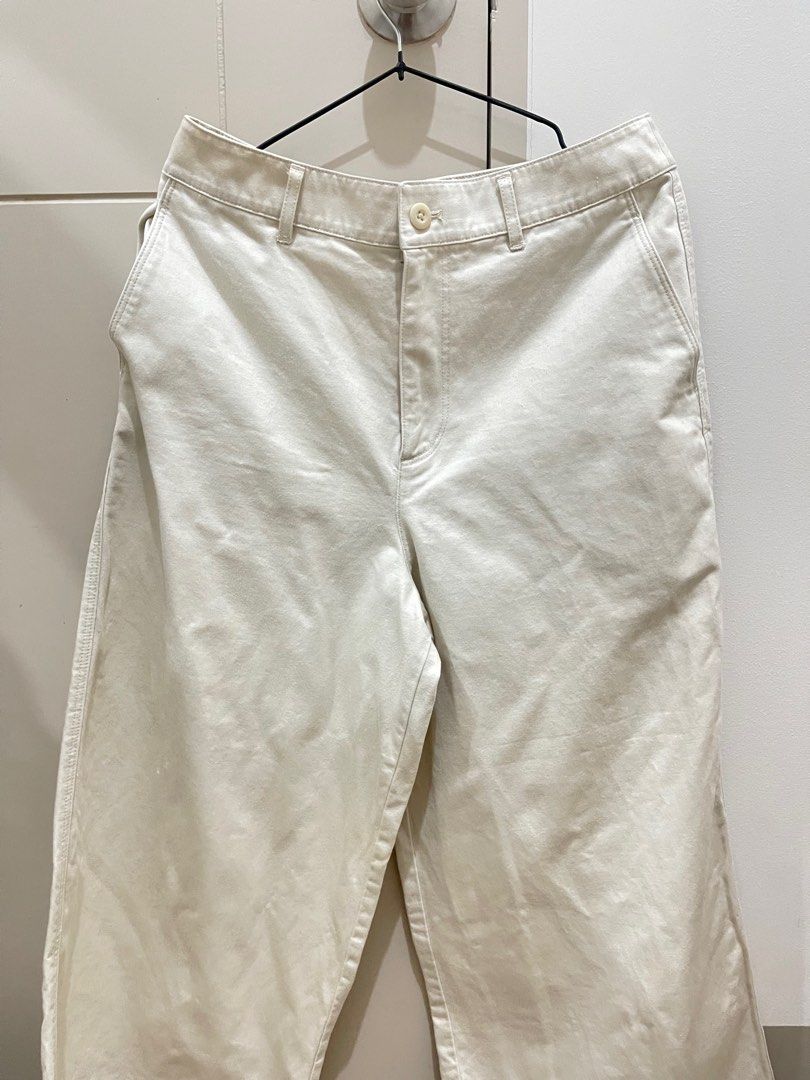 Uniqlo Womens Cropped Pants (Category: Other Bottoms) located in Manila. Submitted by iluvbiscoffcookie (Listing ID 1246724405, Image 3). Description: Waist- 70 cm (28 in) Hips- 97 cm (35 in).