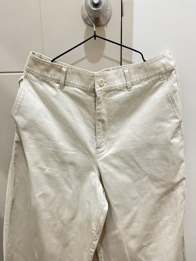 Uniqlo Womens Cropped Pants (Category: Other Bottoms) located in Manila. Submitted by iluvbiscoffcookie (Listing ID 1246724405, Image 2). Description: Waist- 70 cm (28 in) Hips- 97 cm (35 in).